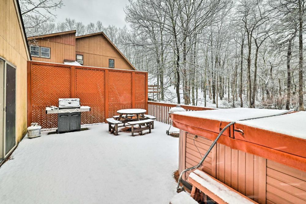 Hot Tub and Deck Pet-Friendly Poconos Getaway!